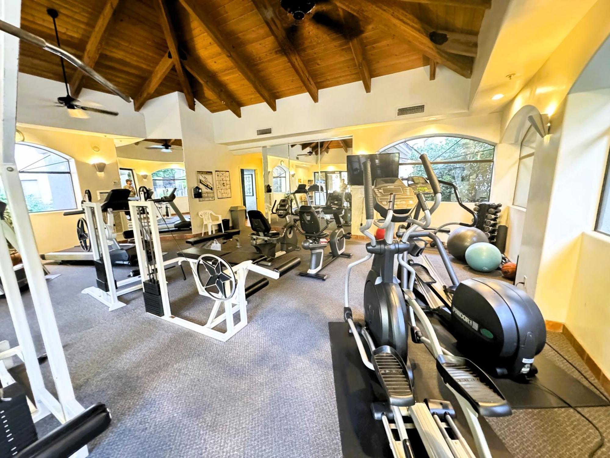 New Modern Apt, Vacation Or Long Apartment *