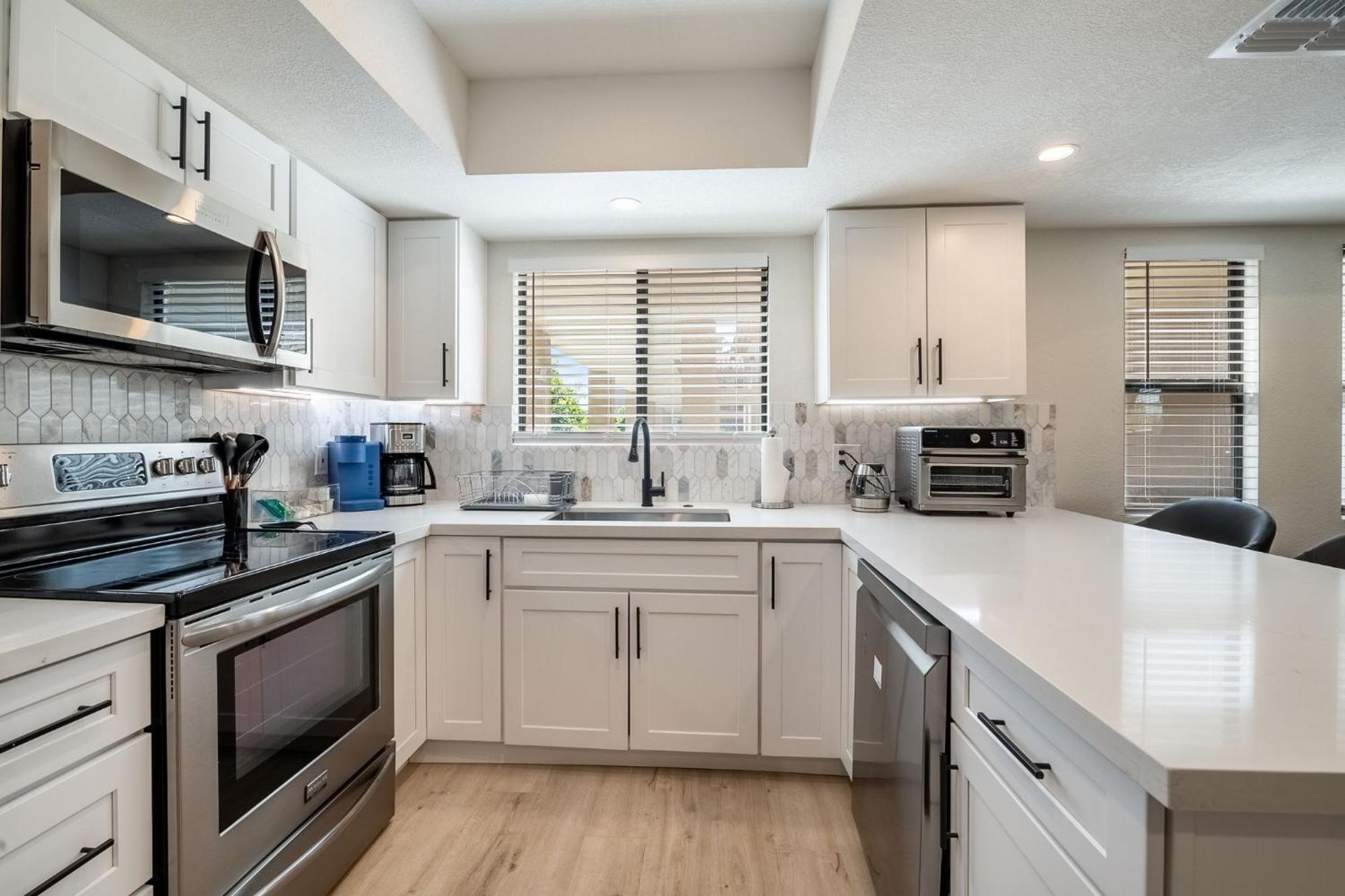 New Modern Apt, Vacation Or Long